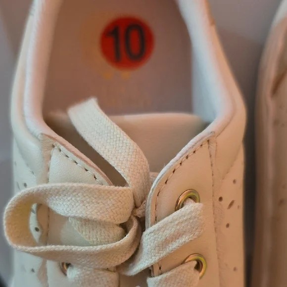 Vince Camuto Cream and Gold Sneakers - Picture 5 of 9